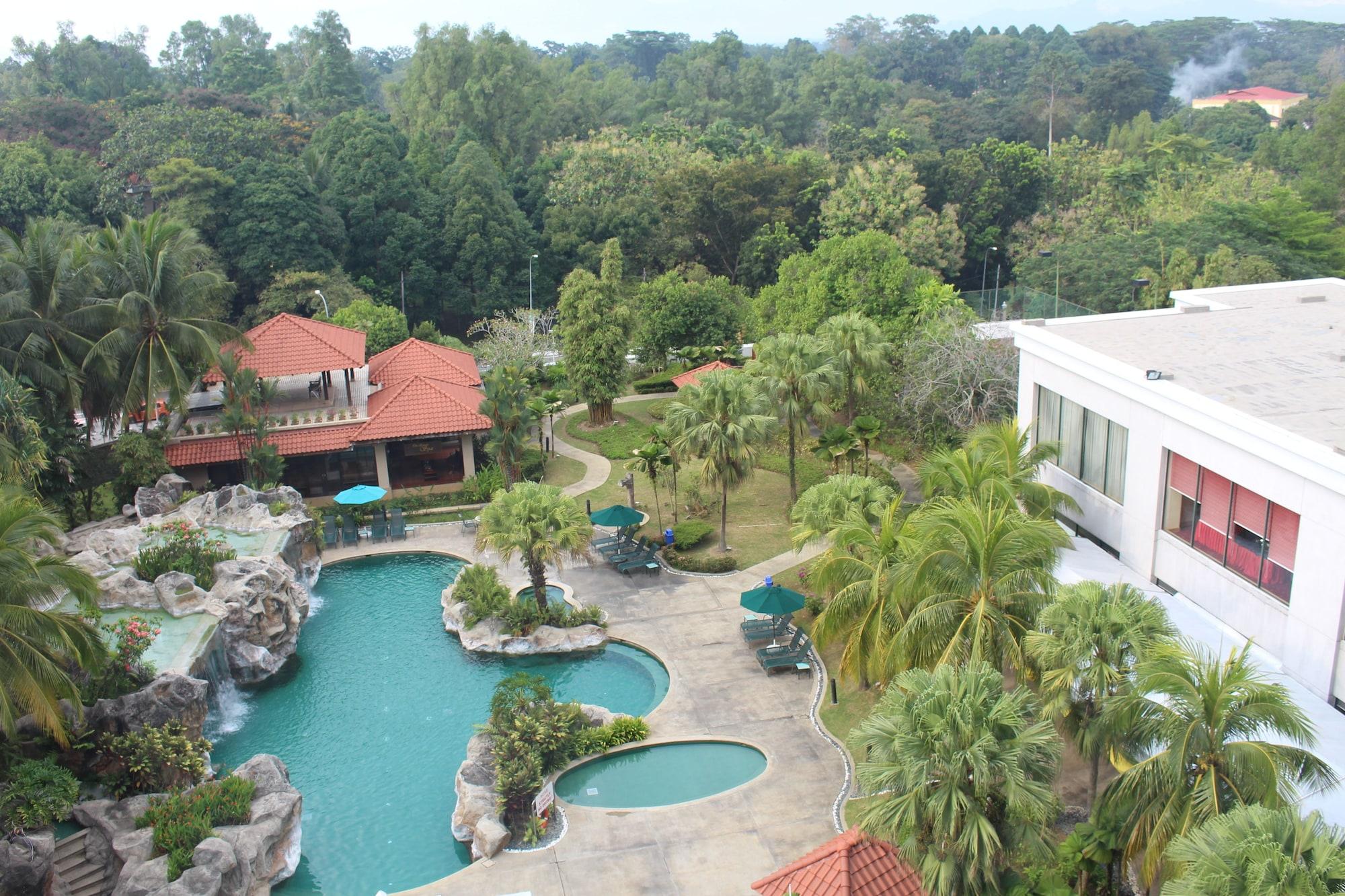 Royale Chulan Seremban Dış mekan fotoğraf The swimming pool at the resort