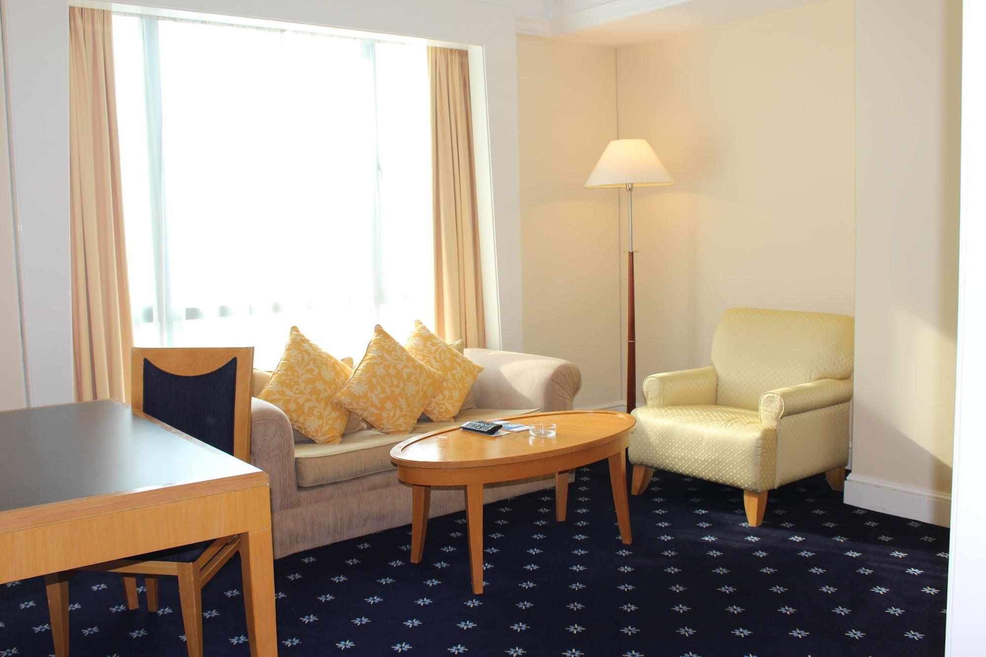 Royale Chulan Seremban Dış mekan fotoğraf A living room in a hotel suite