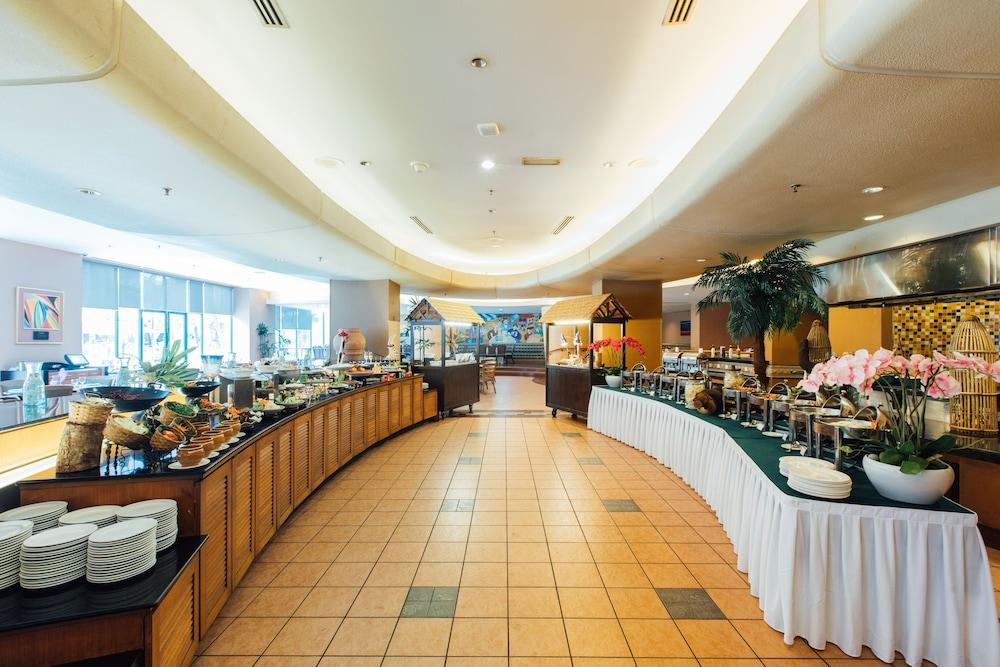 Royale Chulan Seremban Dış mekan fotoğraf The buffet at the 360 Restaurant