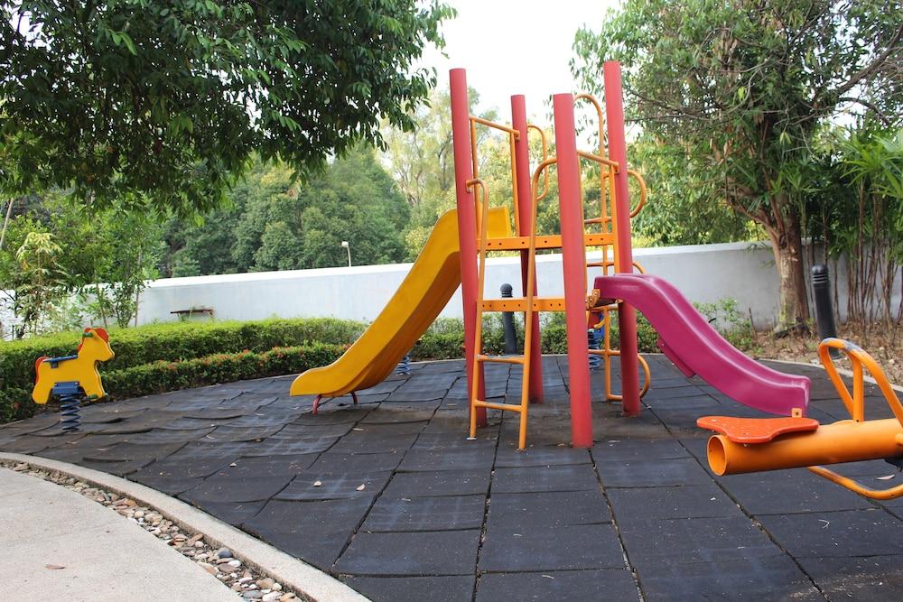 Royale Chulan Seremban Dış mekan fotoğraf Playground at the park