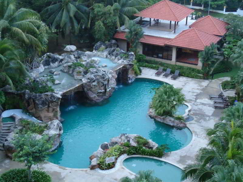 Royale Chulan Seremban Dış mekan fotoğraf The pool at the Royal Thai Country Club
