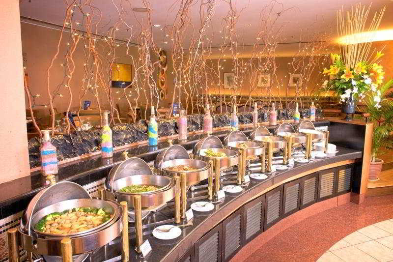 Royale Chulan Seremban Dış mekan fotoğraf A buffet at a hotel